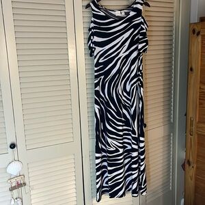 NWT Chico’s size 1 (8-10L) casual black and white maxi dress.